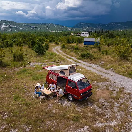 Red Westfalia Bus Campingplatz *