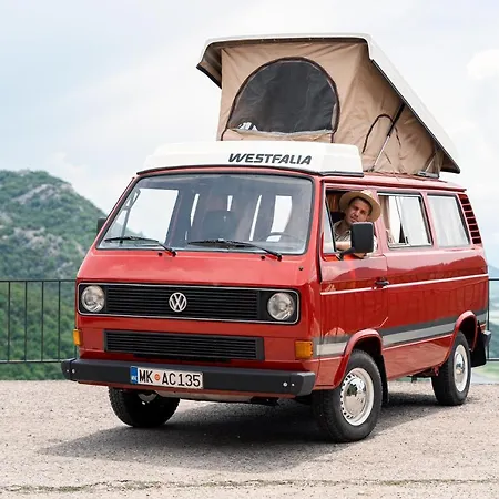 Red Westfalia Bus Campingplatz Podgorica