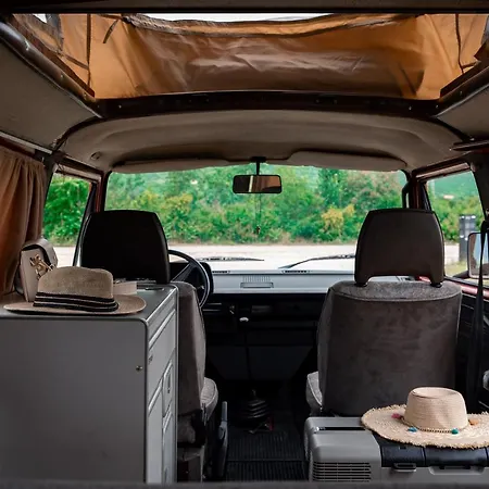 Red Westfalia Bus Campingplatz Podgorica