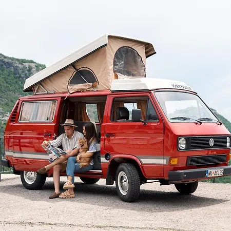 Red Westfalia Bus Campingplatz *